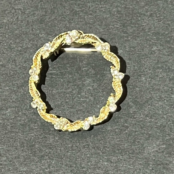 Gerry's Brooch Vintage Leaf Rhinestone Wreath Gold Tone 1 3/8" Jewelry Pin - Picture 3 of 8